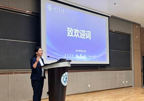 学院领导走访新生宿舍 (1)